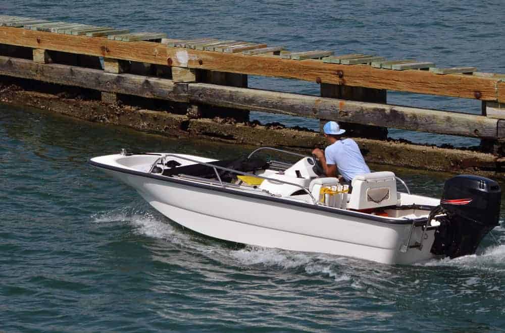 Mid-size flats skiff