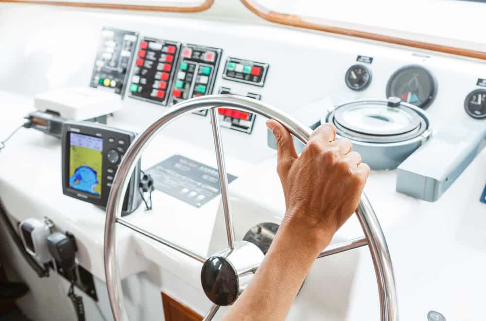 Why-Are-Boat-Steering-Wheels-on-The-Right-4-Reasons